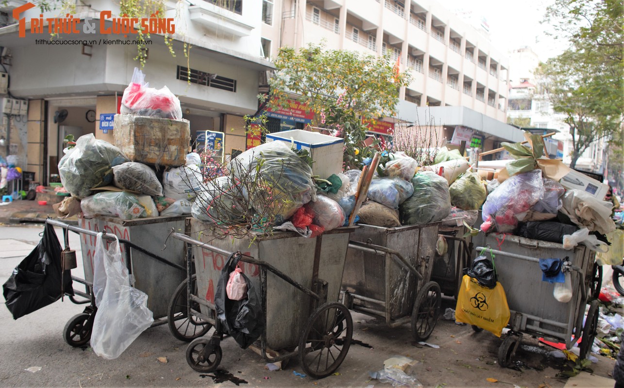 Ha Noi: Rac ngap mat, cong nhan “ngong” cau lay xe di lam-Hinh-8