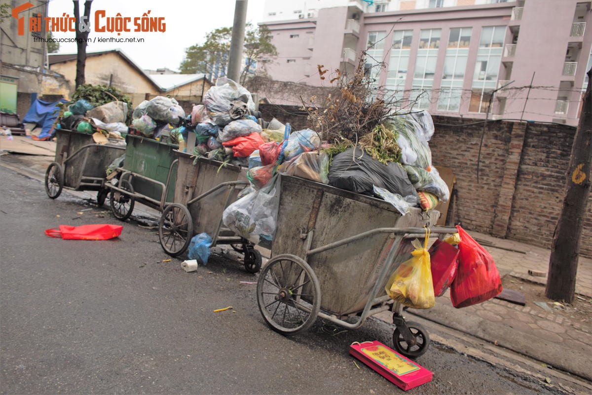 Ha Noi: Rac ngap mat, cong nhan “ngong” cau lay xe di lam-Hinh-9