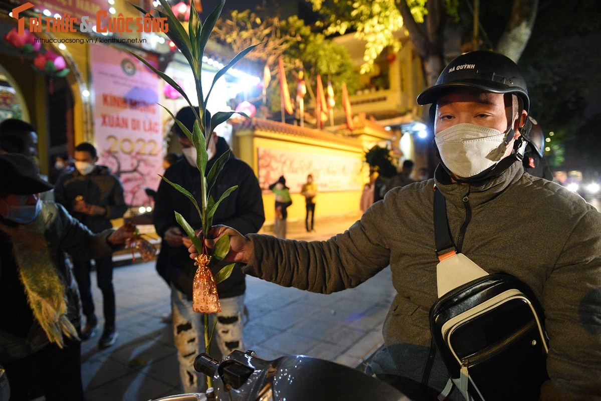 Di le chua sau Giao thua, nguoi Ha Noi tuan thu chuan 5k-Hinh-12