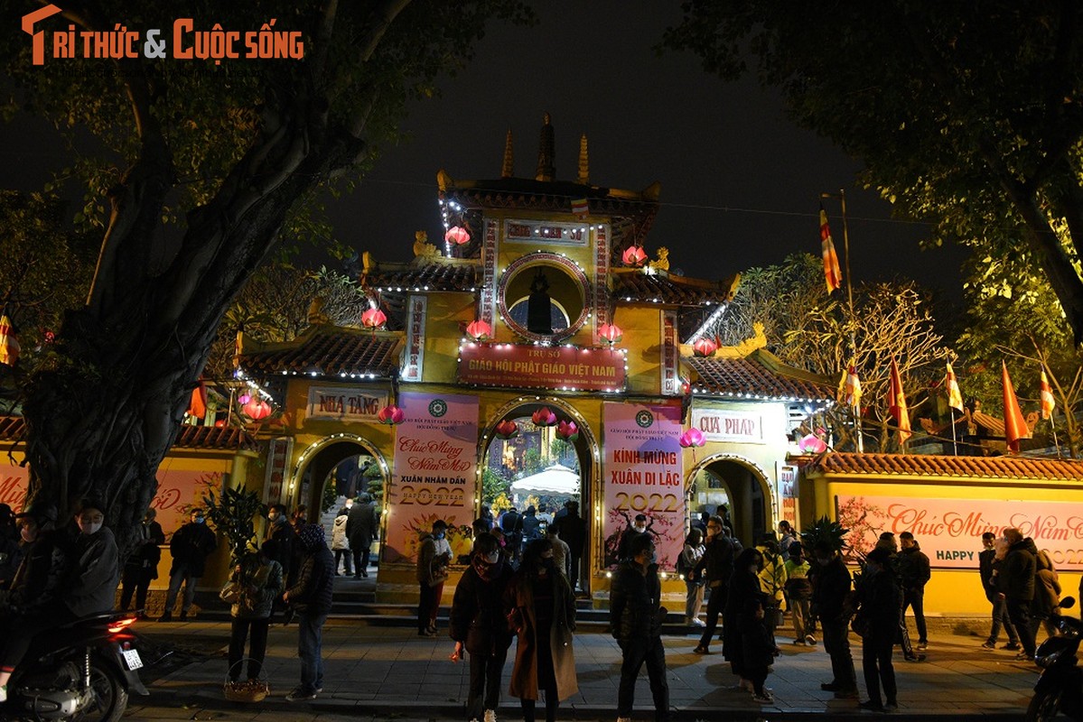 Di le chua sau Giao thua, nguoi Ha Noi tuan thu chuan 5k