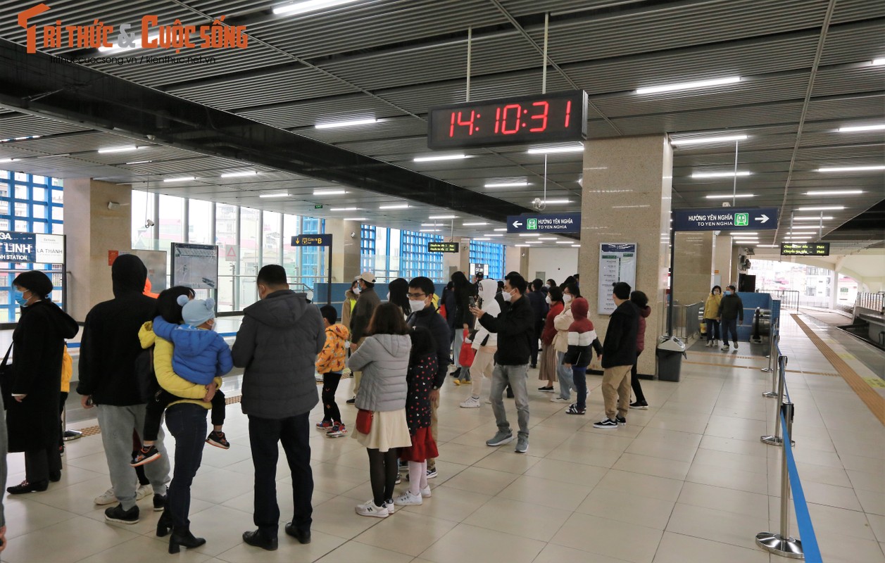 Thu vui moi ngay Tet: Nguoi Ha Noi trai nghiem duong sat tren cao-Hinh-11