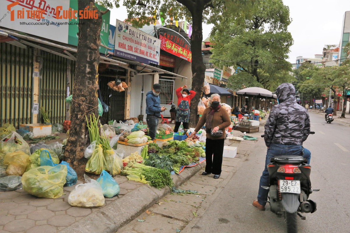 Cho dan sinh dau nam: Khach mua vang hoe, chu hang ngu gat