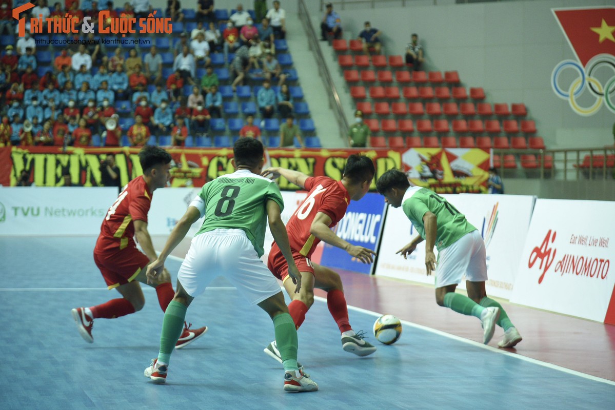 Futsal nam Viet Nam hoa dang tiec trong ngay ra quan SEA Games 31-Hinh-4