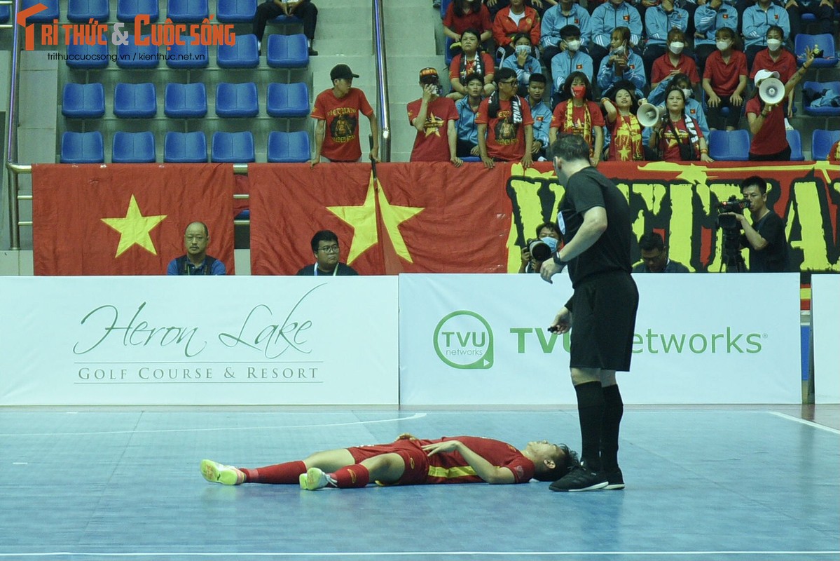 Futsal nam Viet Nam hoa dang tiec trong ngay ra quan SEA Games 31-Hinh-5