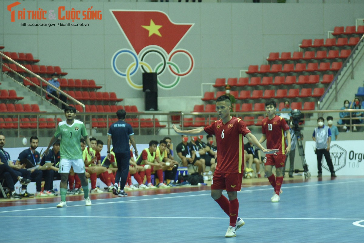 Futsal nam Viet Nam hoa dang tiec trong ngay ra quan SEA Games 31-Hinh-9