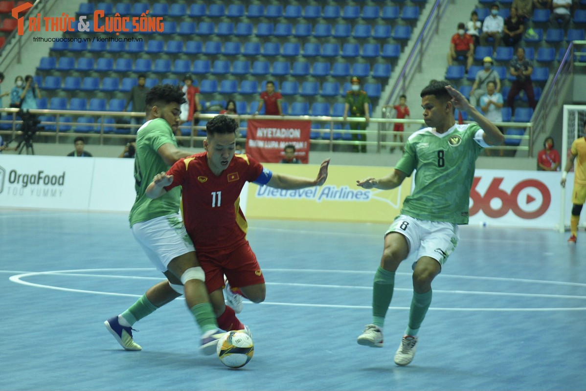 Futsal nam Viet Nam hoa dang tiec trong ngay ra quan SEA Games 31