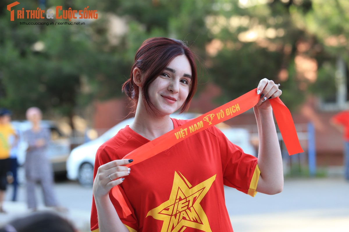 Co vu U23 Viet Nam tren dat Uzbekistan, gai xinh duoc netizen truy tim