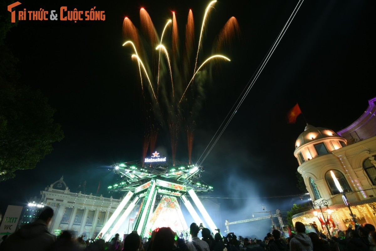 View - 	Mãn nhàn pháo hoa chào đón năm mới ở Lễ hội Countdown Hà Nội