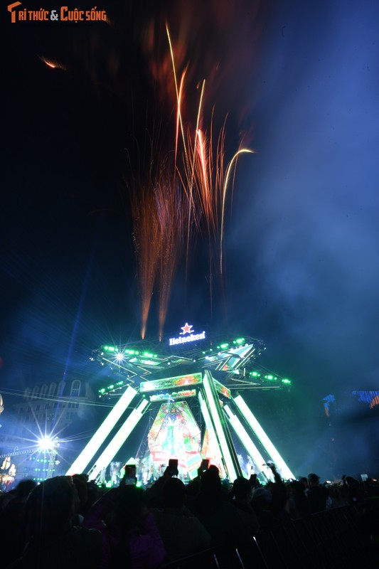 View - 	Mãn nhàn pháo hoa chào đón năm mới ở Lễ hội Countdown Hà Nội