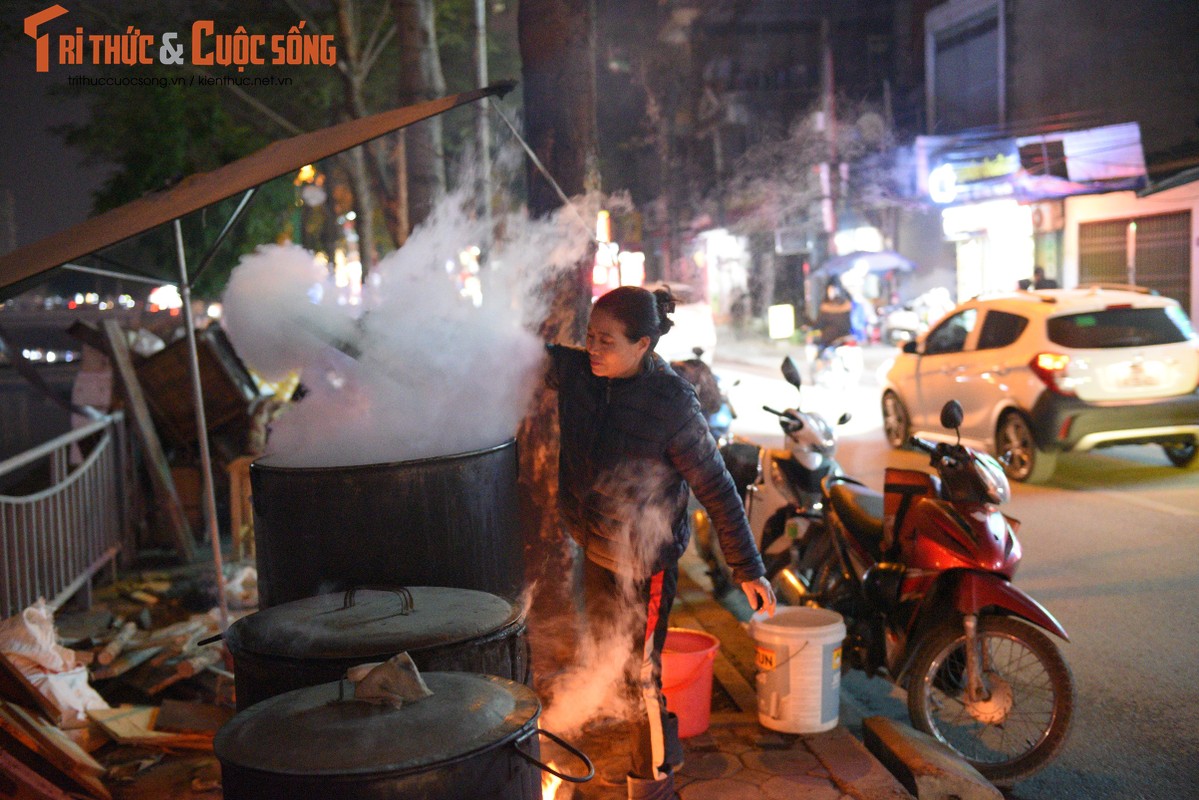 Nguoi Ha Noi nau banh chung ngay tren via he-Hinh-3