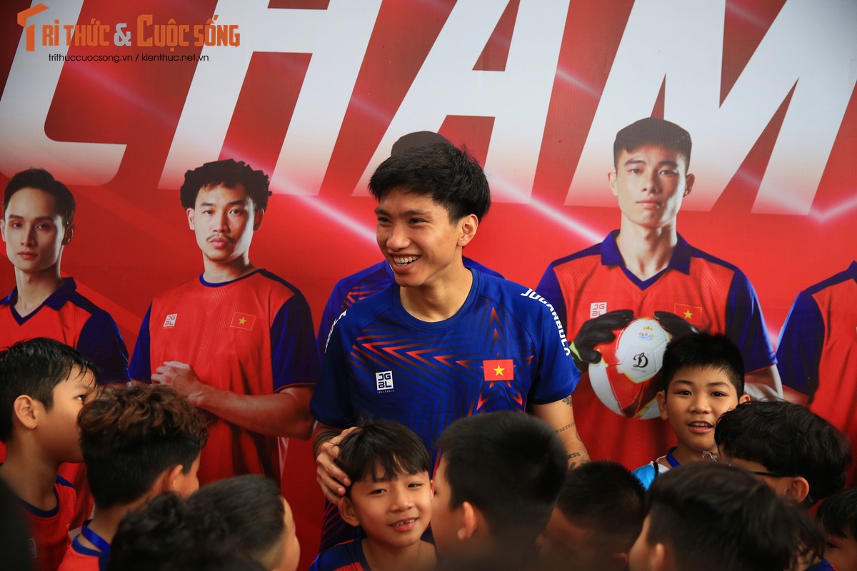 Ra mat trang phuc doan the thao Viet Nam tai SEA Games 32-Hinh-3