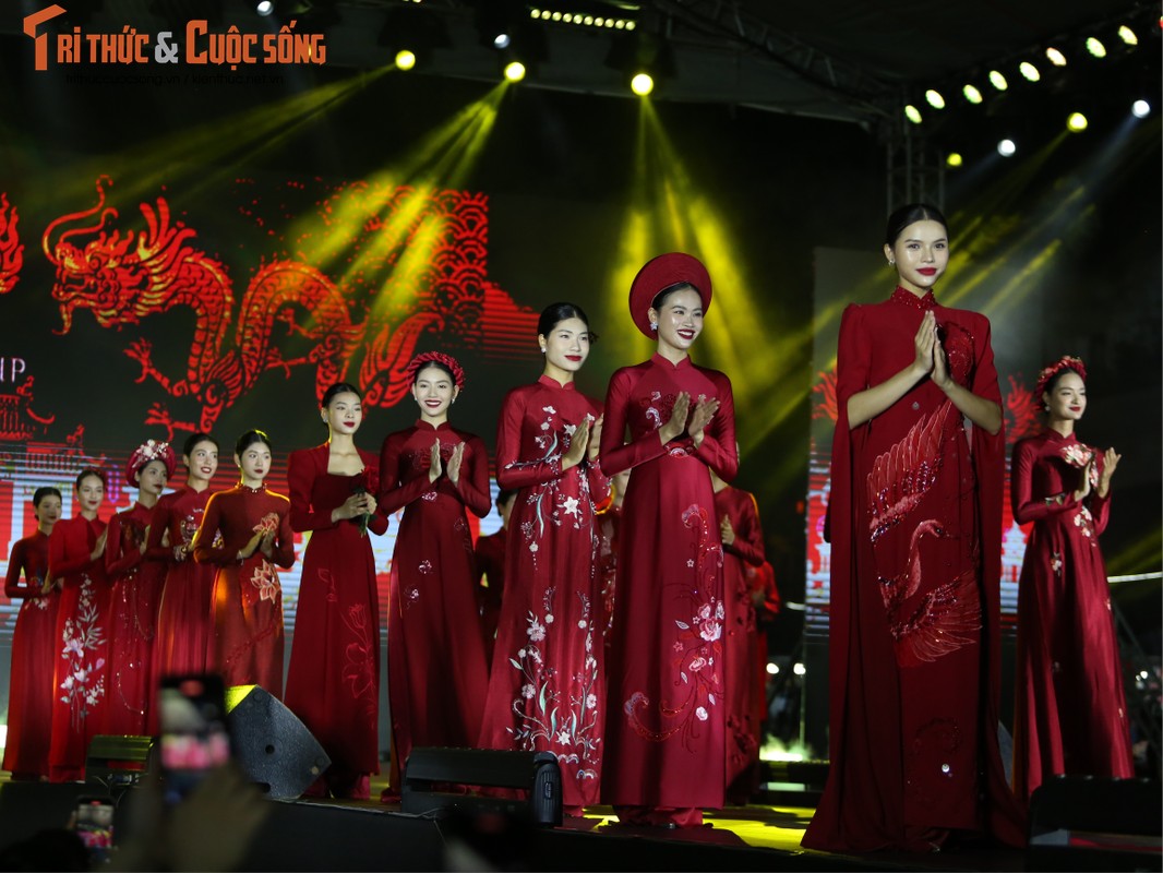 Show thoi trang ao dai cuoi hut khach Festival Thu Ha Noi 2023