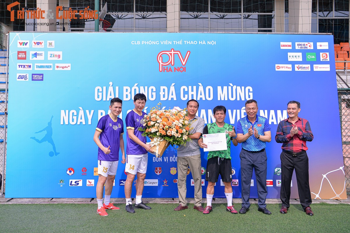 View - 	HLV Kim Sang Sik xỏ giày đọ tài với phóng viên thể thao Việt Nam