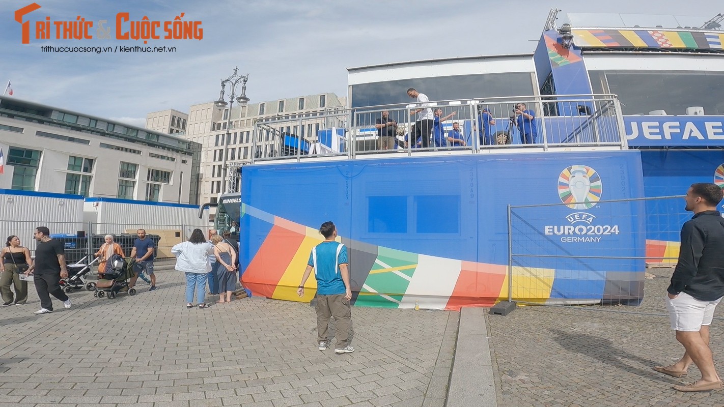 View - 	Phát Freestyle tâng bóng khiến Rio Ferdinand phấn khích EURO 2024