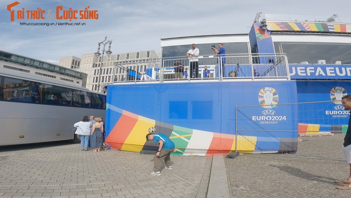 View - 	Phát Freestyle tâng bóng khiến Rio Ferdinand phấn khích EURO 2024