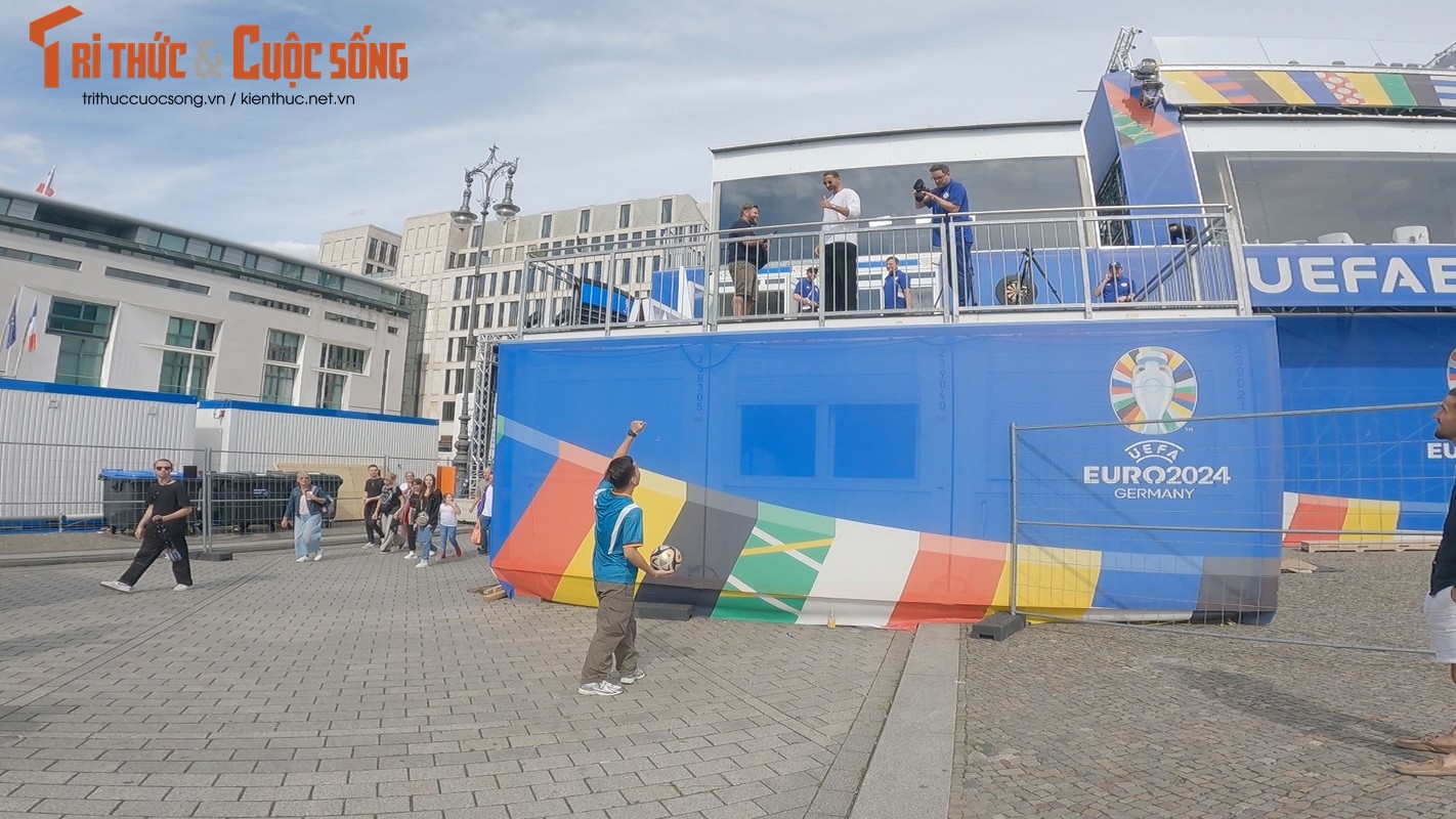 View - 	Phát Freestyle tâng bóng khiến Rio Ferdinand phấn khích EURO 2024