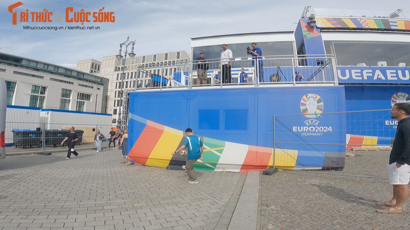 View - 	Phát Freestyle tâng bóng khiến Rio Ferdinand phấn khích EURO 2024