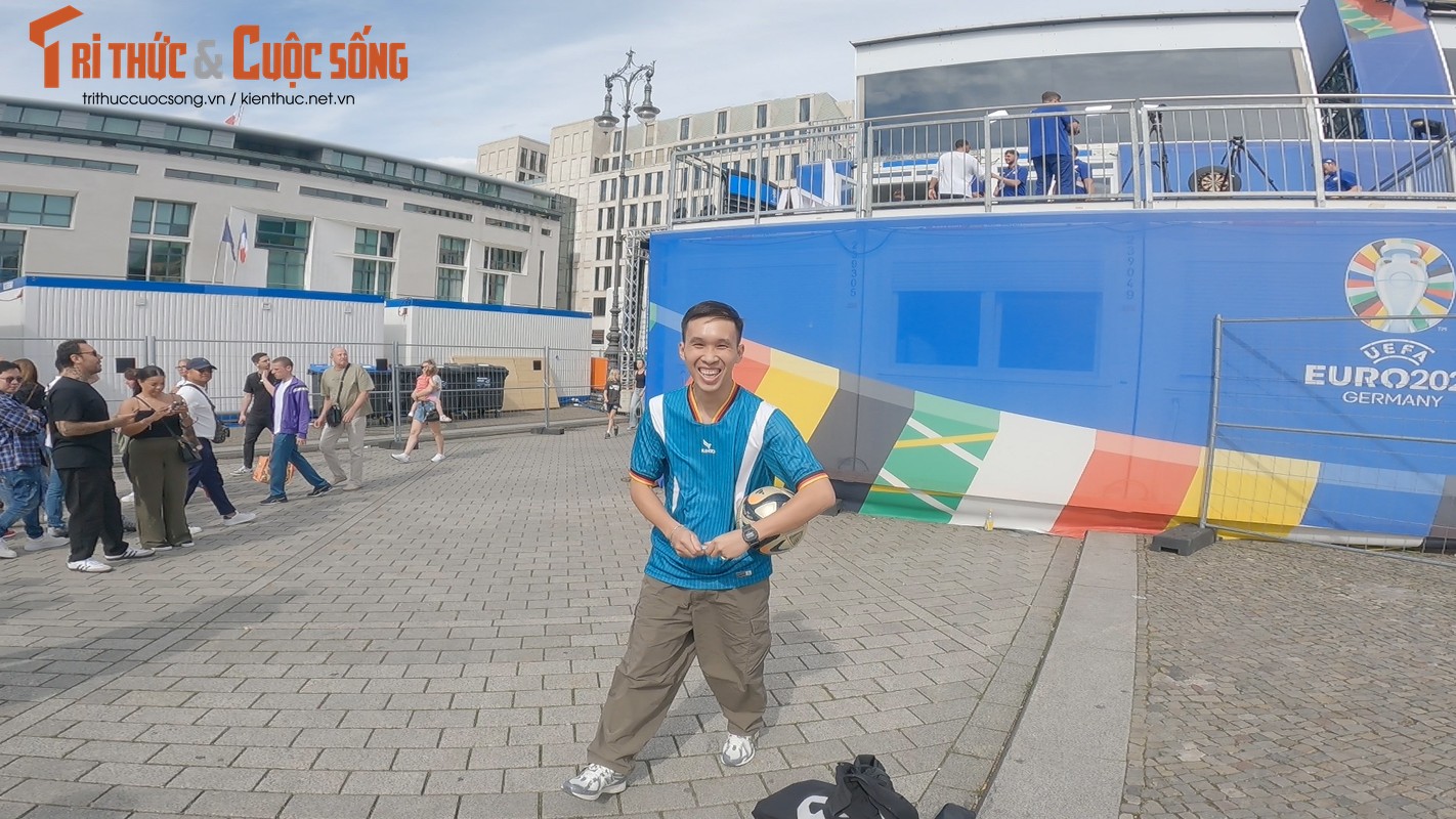 View - 	Phát Freestyle tâng bóng khiến Rio Ferdinand phấn khích EURO 2024