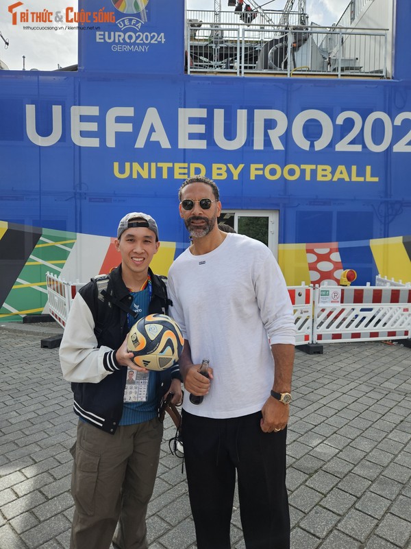 View - 	Phát Freestyle tâng bóng khiến Rio Ferdinand phấn khích EURO 2024