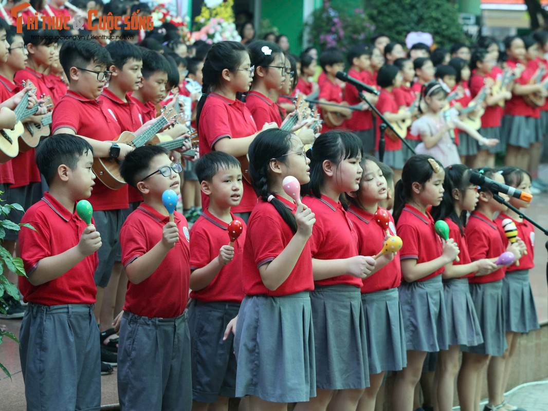 View - 	Học sinh trường Lê Quý Đôn khai giảng với màn đồng ca hoành tráng