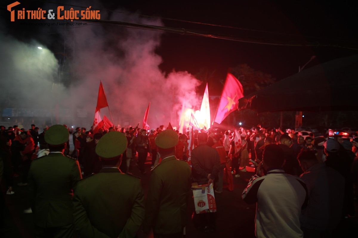 CDV doi mua ret toi co vu DT Viet Nam tai AFF Cup 2024-Hinh-10