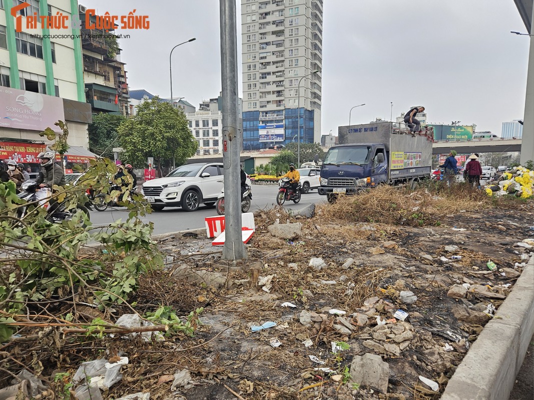 Can canh diem rac “chui” bien thanh vuon hoa san sang don Tet