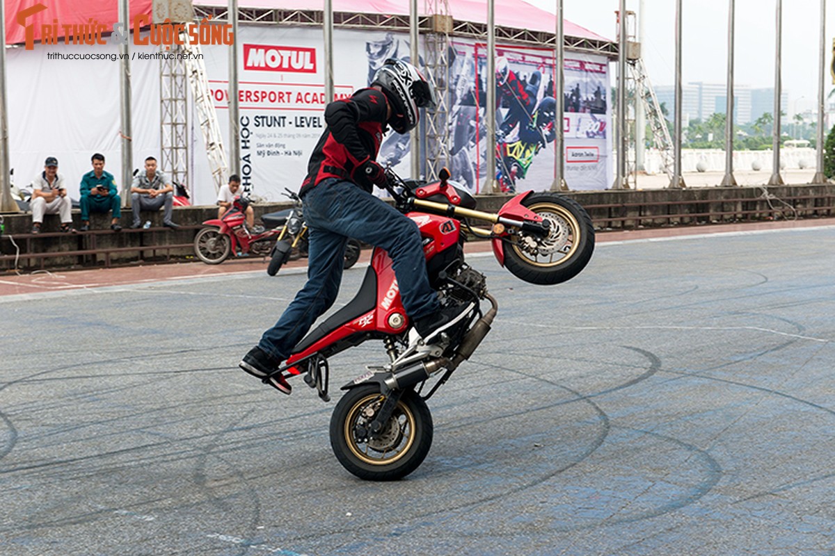 Stunter hang dau the gioi den Ha Noi day boc dau moto-Hinh-8