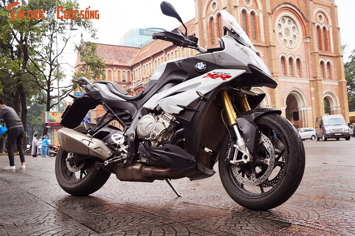 BMW S1000XR chinh hang gia hon 700 trieu tai VN