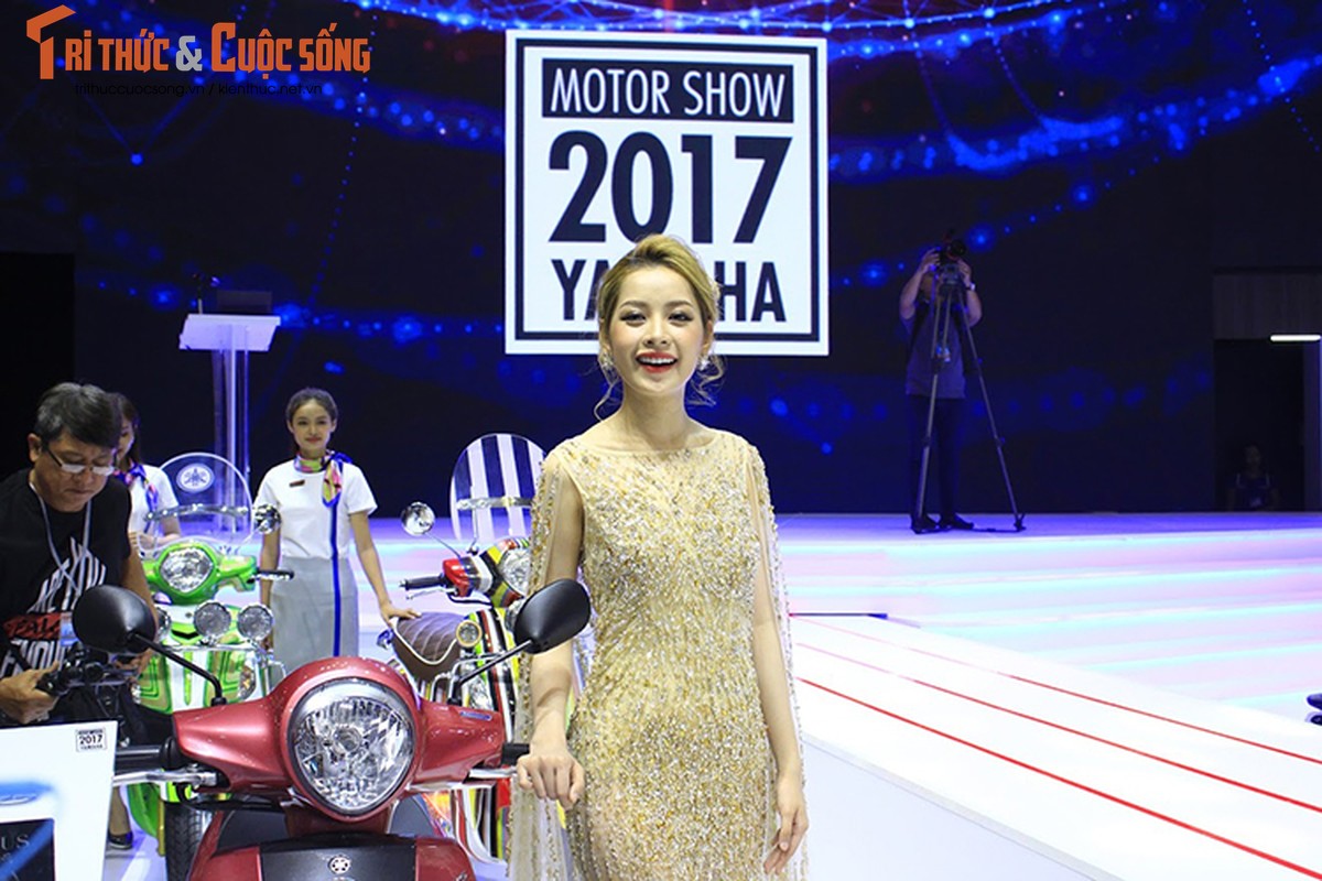 Minh Hang &quot;hen ho&quot; Chi Pu tai gian hang Yamaha o VCMS 2017-Hinh-8