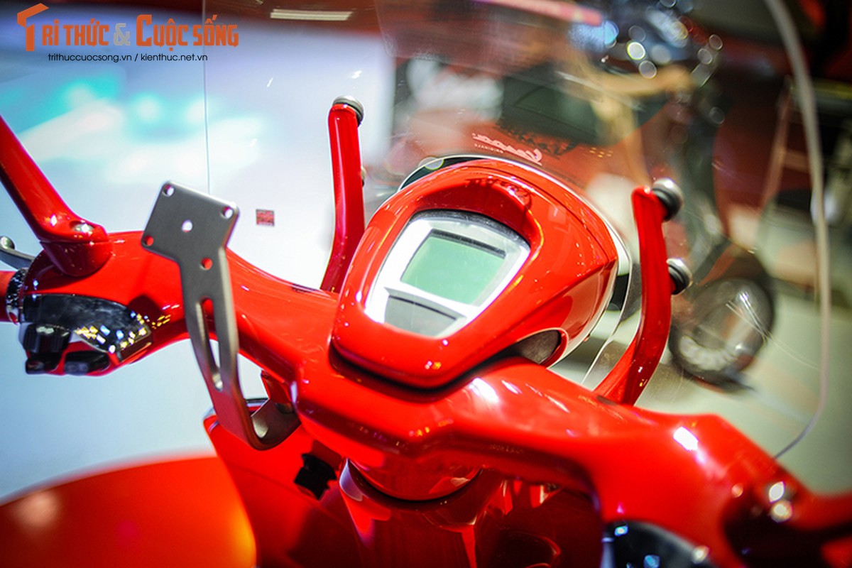 Xe ga Vespa 946 Red &quot;chot gia&quot; 405 trieu tai Viet Nam-Hinh-4