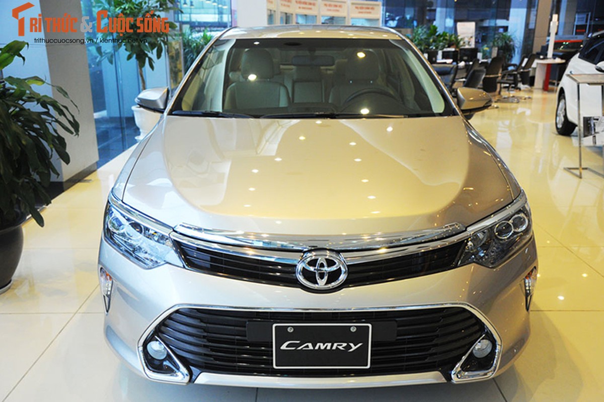 Can canh Toyota Camry moi gia chi 947 trieu tai Ha Noi