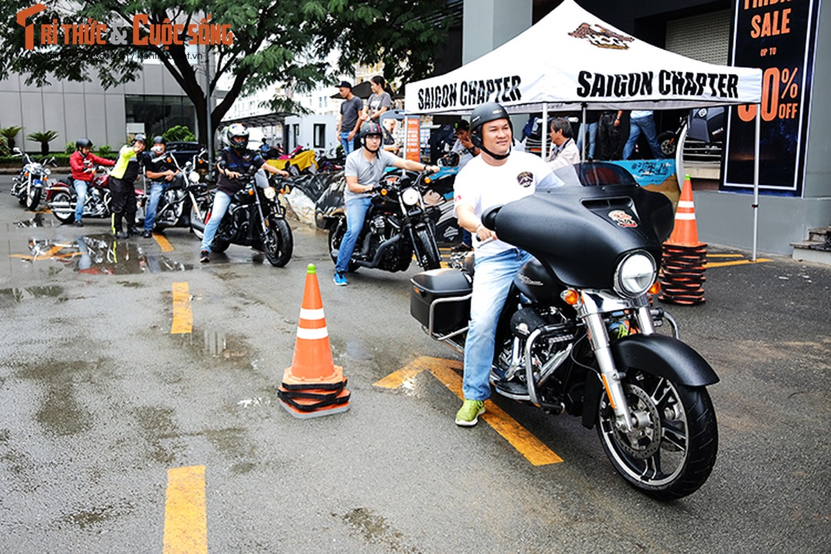 Dan choi moto Harley Sai Gon &quot;luyen cong&quot; duoi mua