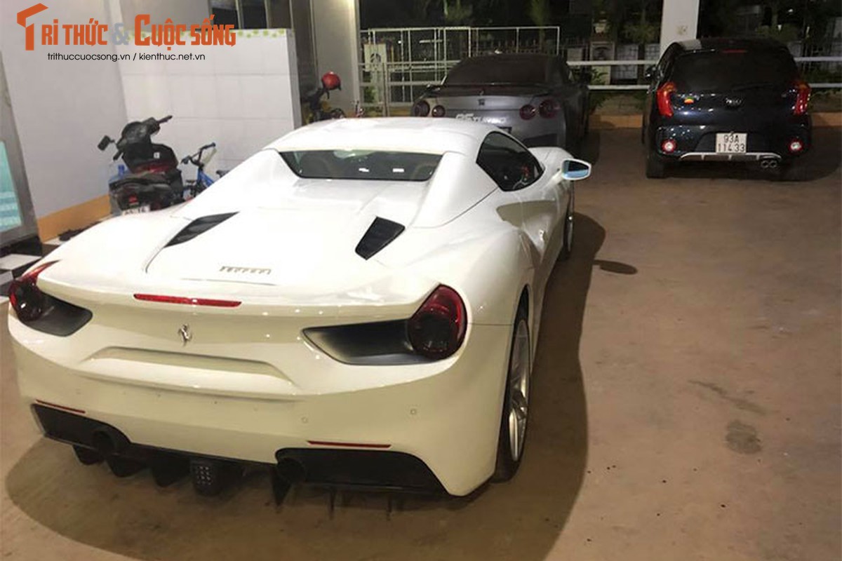 Dai gia Binh Phuoc tau sieu xe Ferrari 488 Spider hon 15 ty-Hinh-10