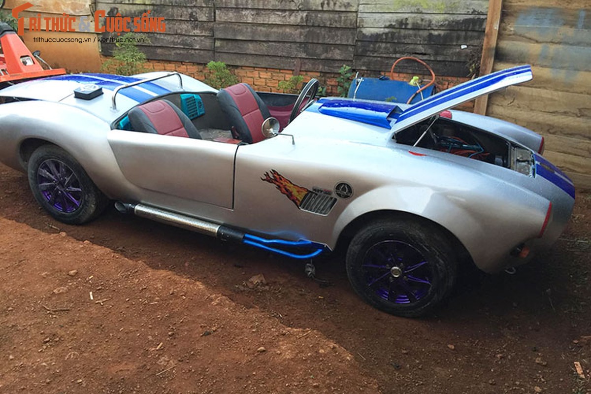 Can canh “sieu xe” Shelby Cobra chi 125 trieu tai Viet Nam