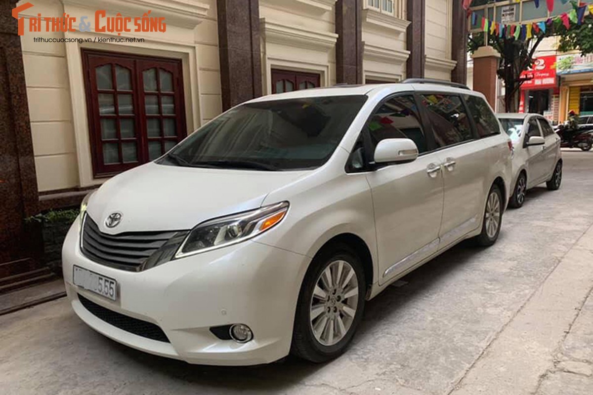 Toyota Sienna dung hai nam gia van hon 3 ty tai Ha Noi