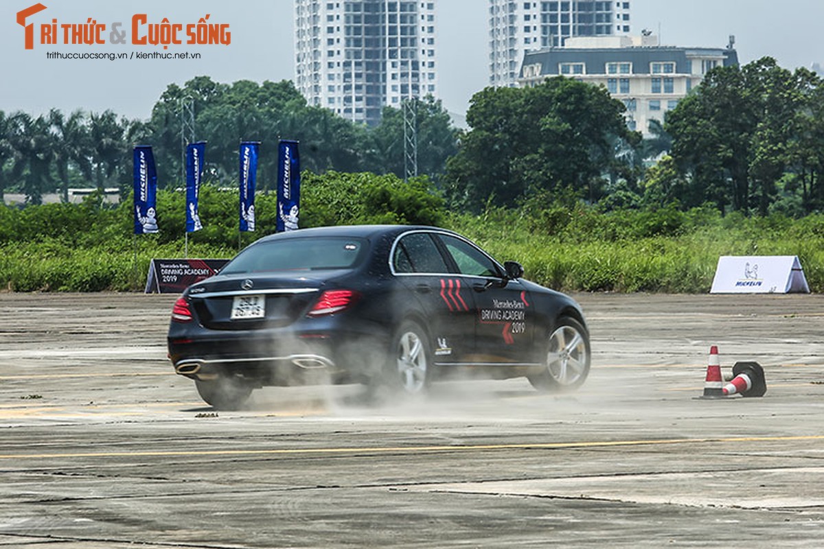 Cam lai dan xe sang dat tien cua Mercedes-Benz tai Ha Noi-Hinh-8