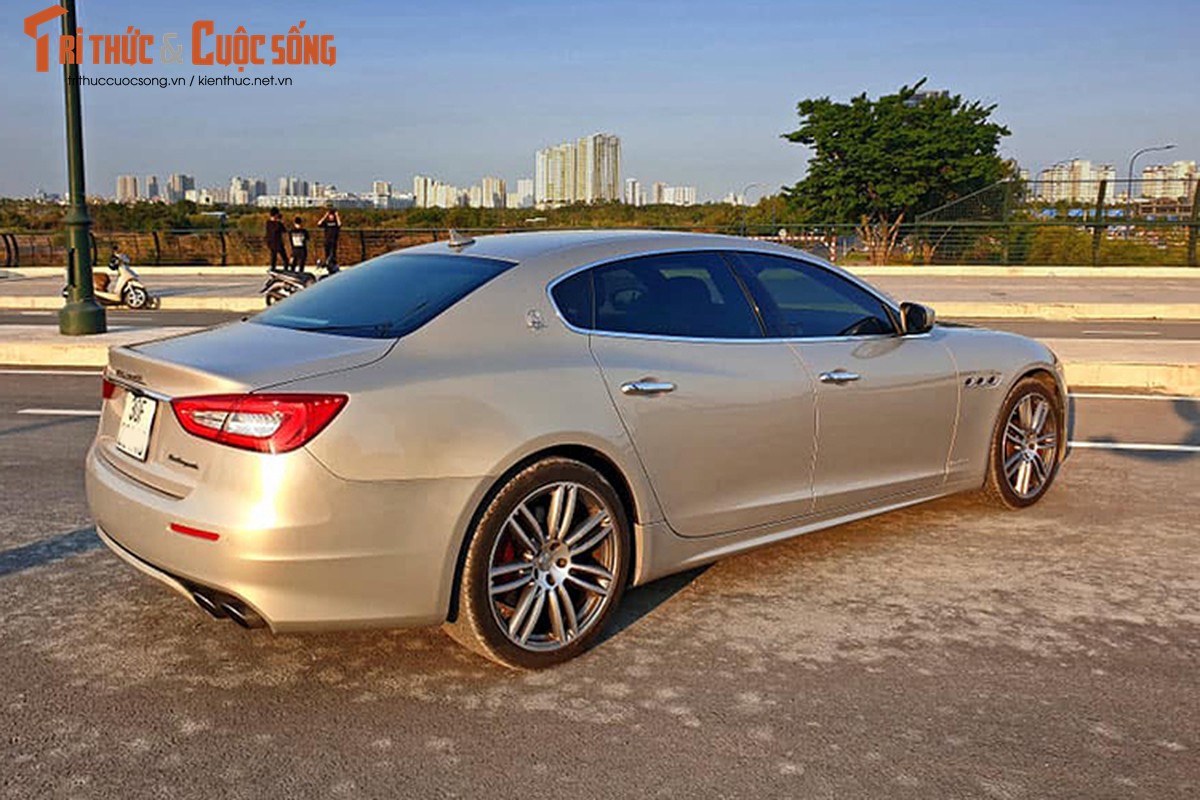 Maserati Quattroporte lan banh 2 nam, dai gia Ha Noi 