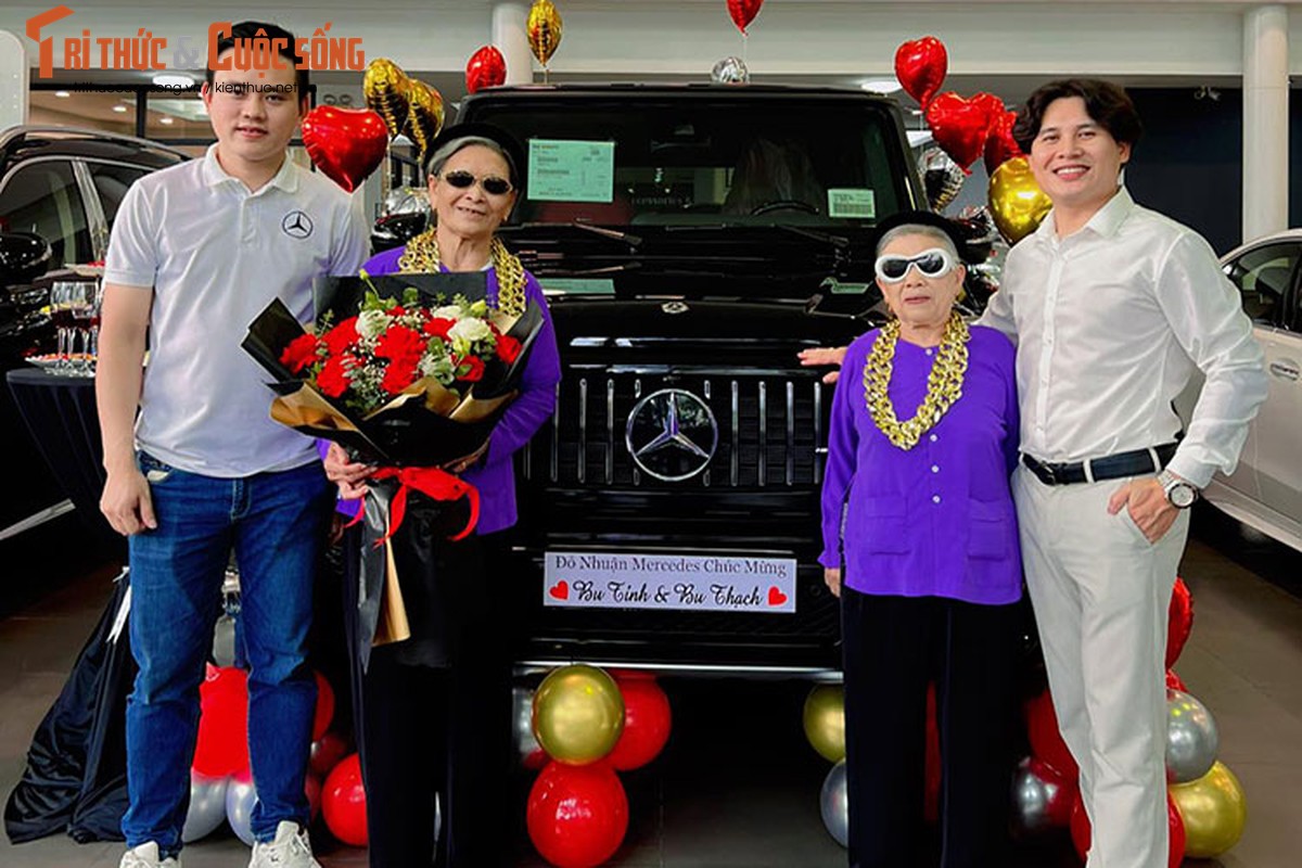 Hai cụ bà nhận xe Mercedes-AMG G63 tại showroom (ảnh: Tri thức & Cuộc sống)