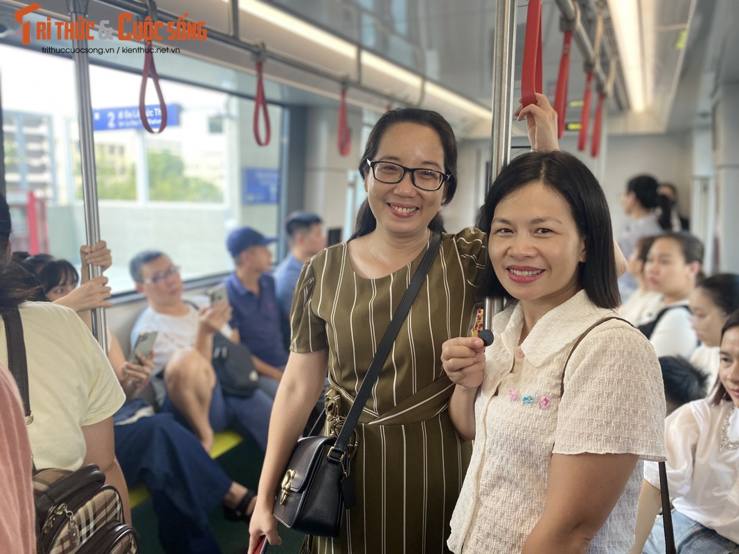 View - 	Người dân hào hứng trải nghiệm tàu điện metro Nhổn Ga Hà Nội