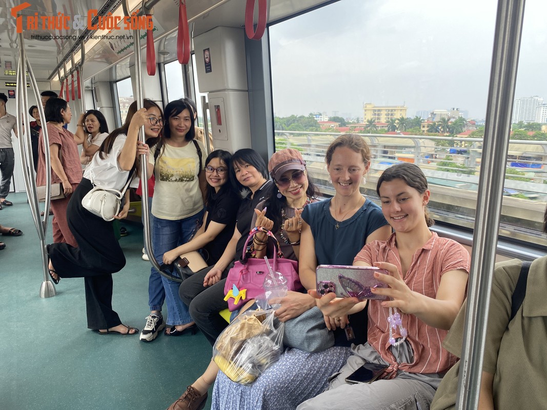 View - 	Người dân hào hứng trải nghiệm tàu điện metro Nhổn Ga Hà Nội