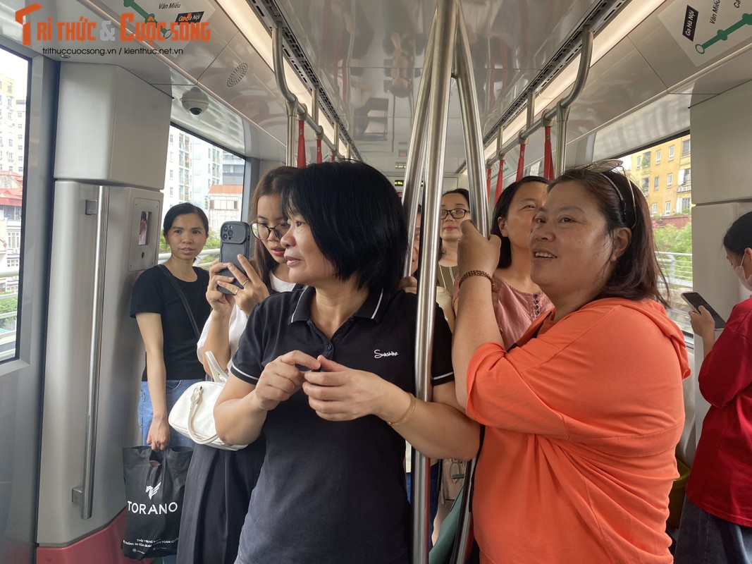 View - 	Người dân hào hứng trải nghiệm tàu điện metro Nhổn Ga Hà Nội