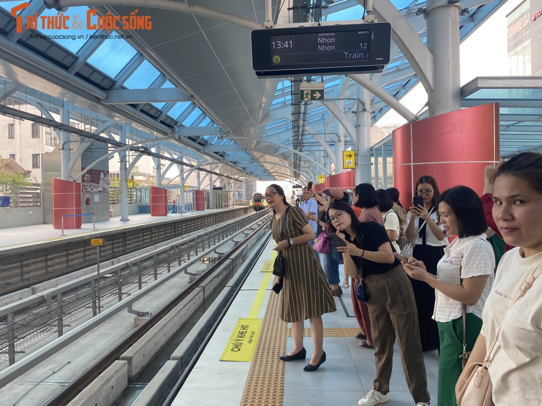 View - 	Người dân hào hứng trải nghiệm tàu điện metro Nhổn Ga Hà Nội