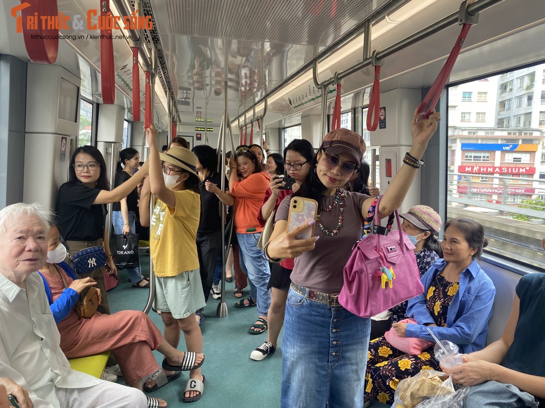 View - 	Người dân hào hứng trải nghiệm tàu điện metro Nhổn Ga Hà Nội