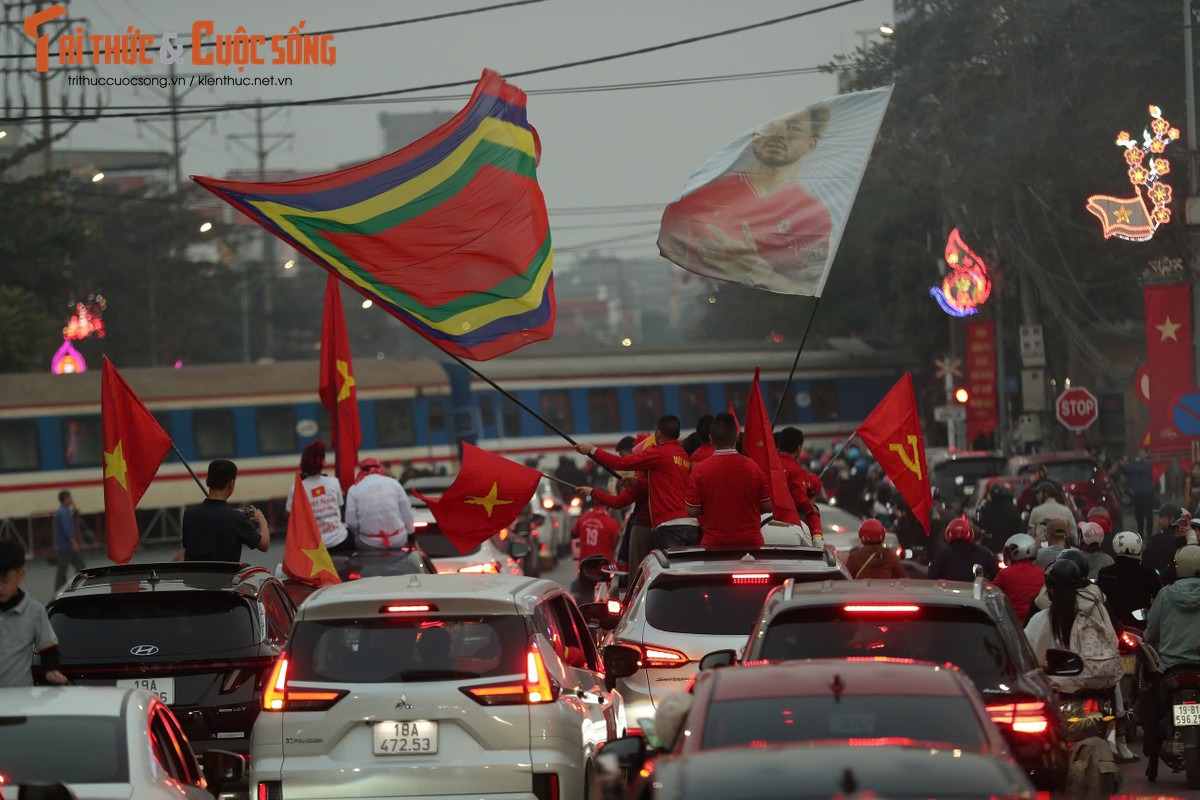 Khong khi soi dong truoc gio G chung ket Viet Nam gap Thai Lan-Hinh-9