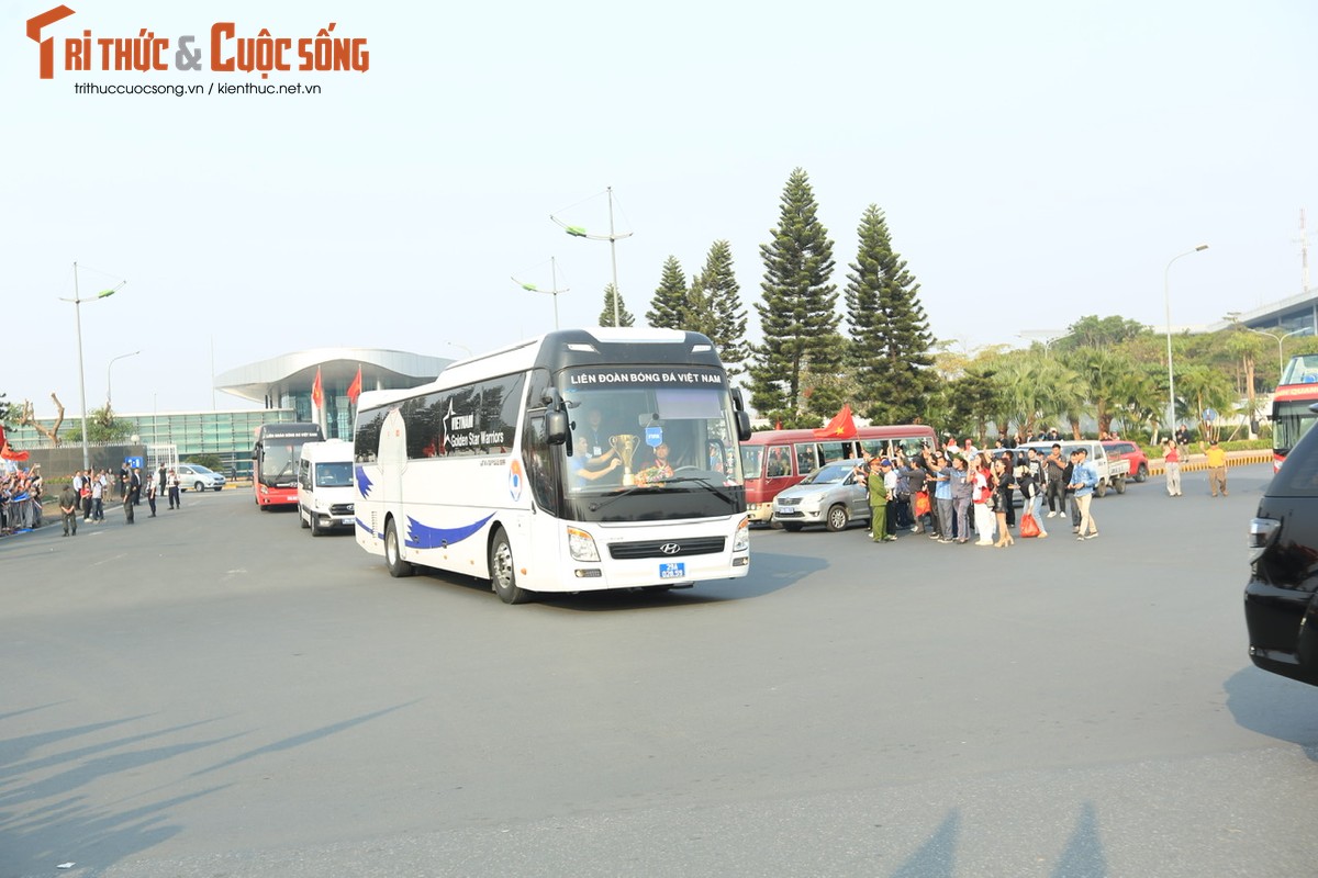 Ngay luc nay: DT Viet Nam ruoc cup vo dich ASEAN Cup tro ve-Hinh-17