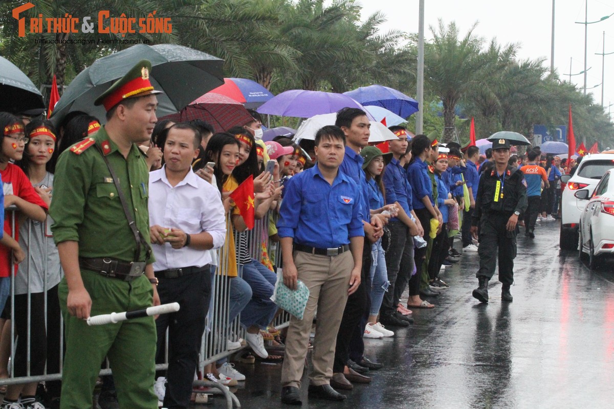 Nguoi dan no nuc don nhung “nguoi hung” Olympic Viet Nam ve nuoc o san bay Noi Bai-Hinh-10