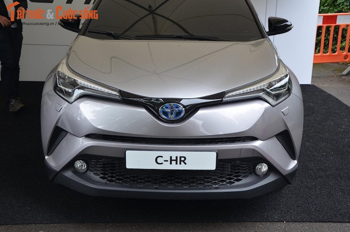 Can canh mini SUV Toyota CH-R sap duoc 