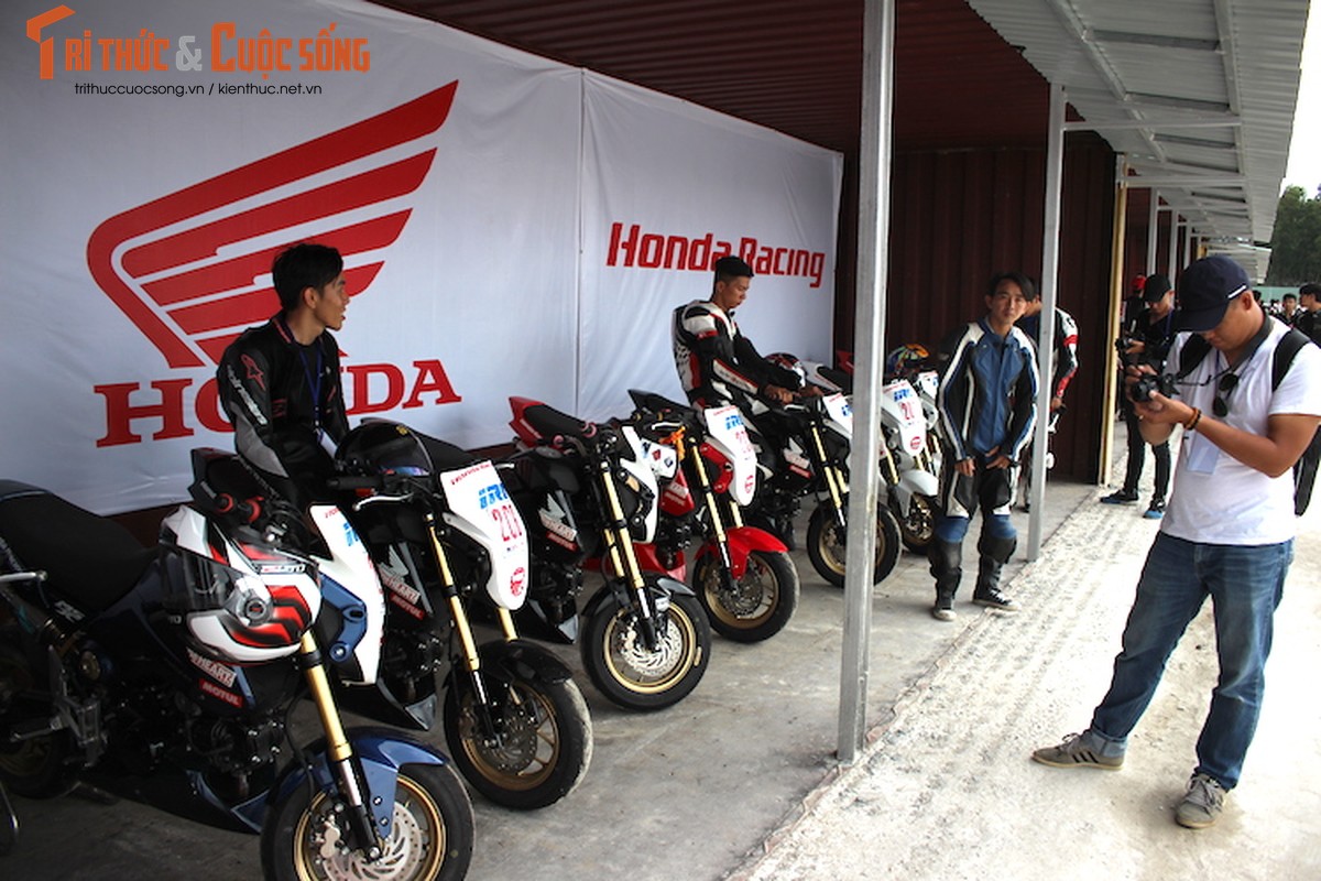 Hon 50 xe may Honda Viet “dua nong” tai Binh Duong-Hinh-5