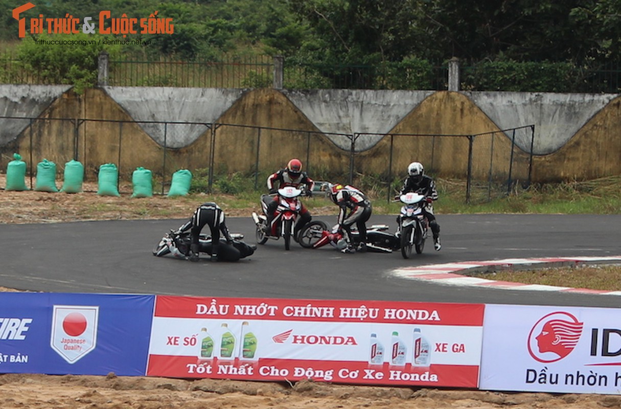 Hon 50 xe may Honda Viet “dua nong” tai Binh Duong-Hinh-9