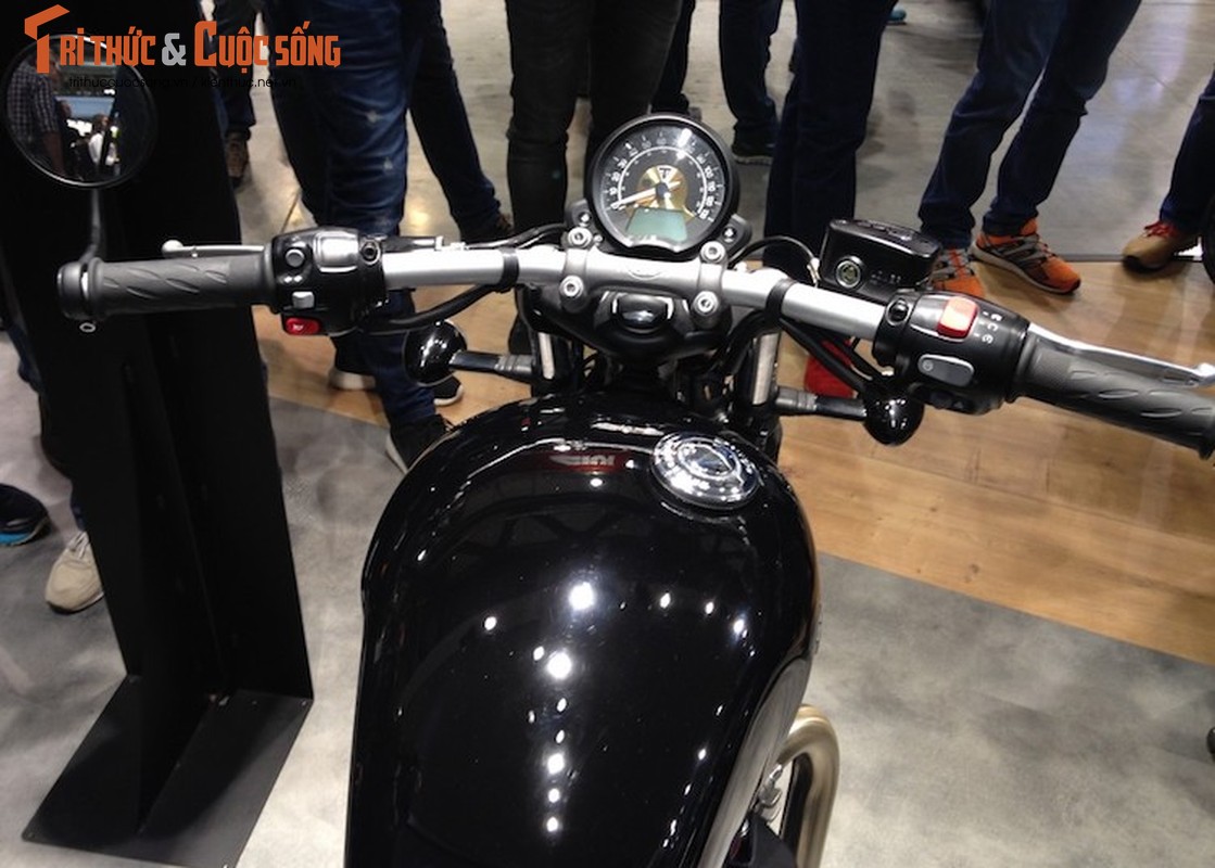 “Bobber quy toc” Triumph Bonneville Bobber tai EICMA 2016-Hinh-5